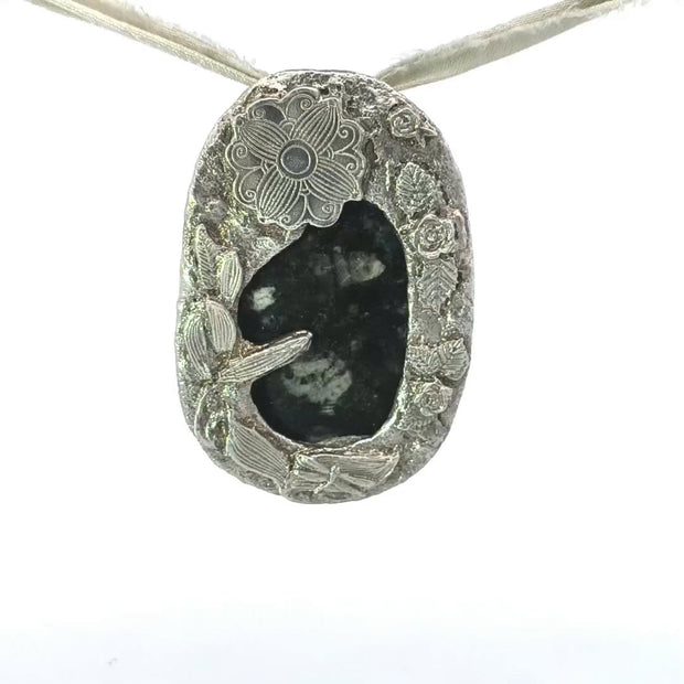FS Peeking Through the Garden Pendant
